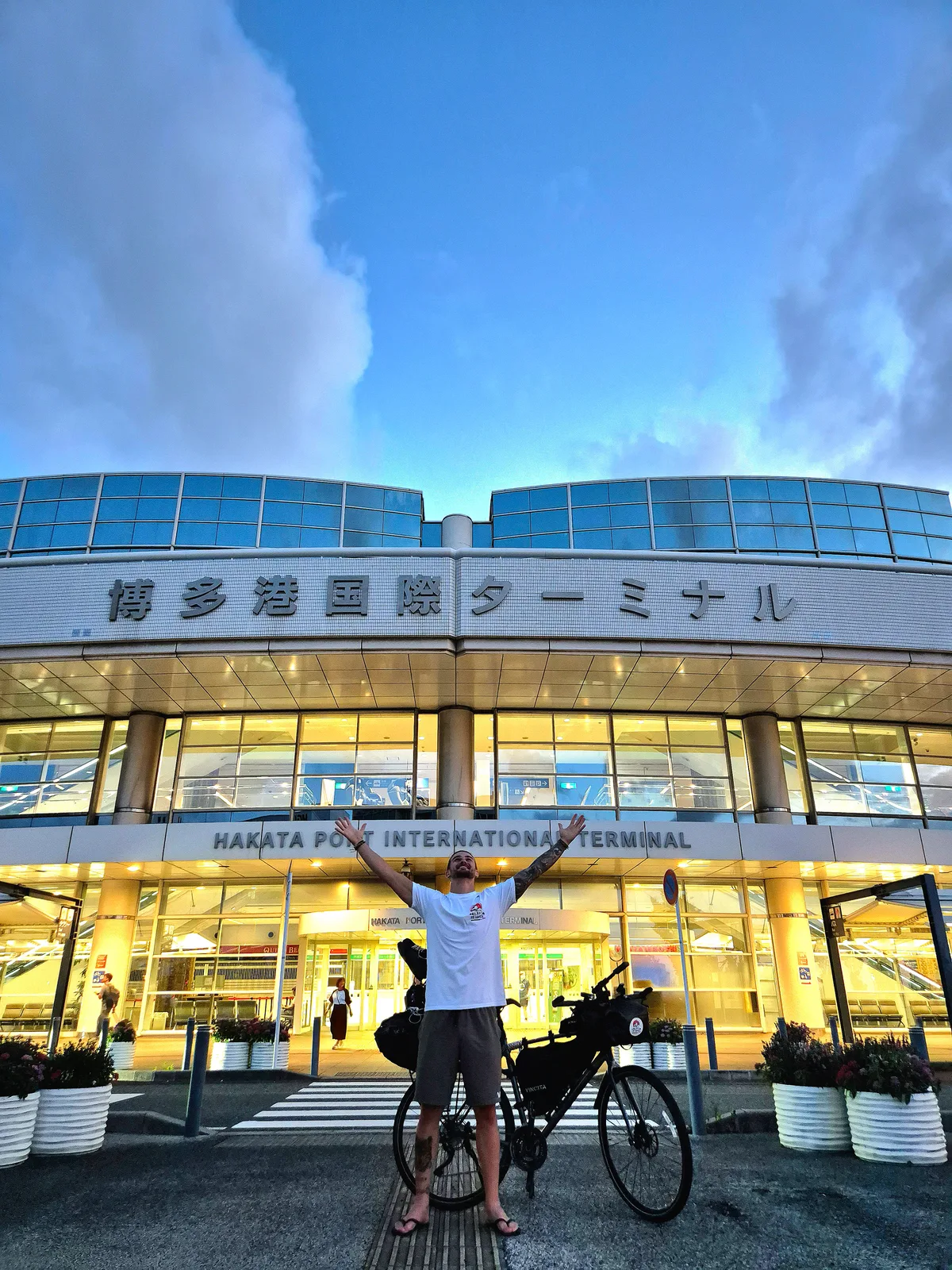 Mit der Fähre ist Patrick Letica nach zwei Jahren endlich in Japan angekommen. Patrick Letica vor dem Schiffsbahnhof.